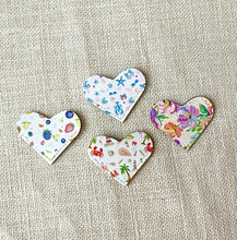 Load image into Gallery viewer, Corner Heart Page Holder