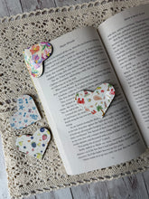 Load image into Gallery viewer, Corner Heart Page Holder
